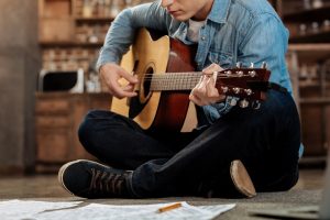 practicing guitar tip 300x200 1